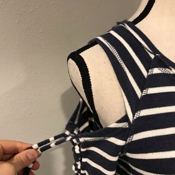 Striped cold shoulder long sleeve dress - Picture 3 of 12